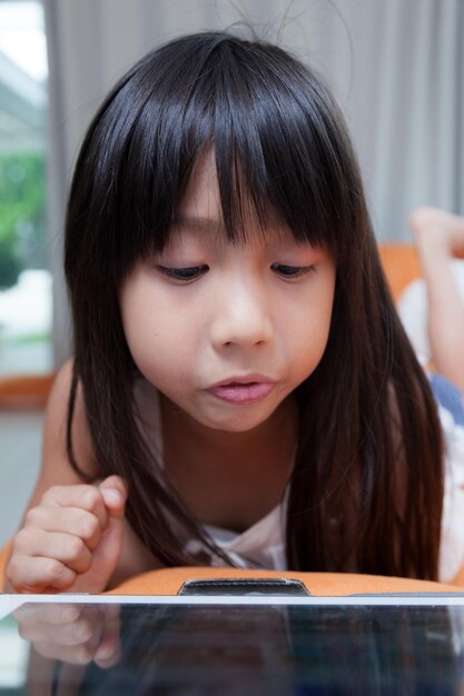 写真 下を見下ろしている女の子のクローズアップ