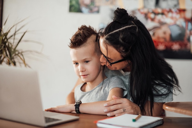 写真 テーブルの上のラップトップを使用している女の子のクローズアップ