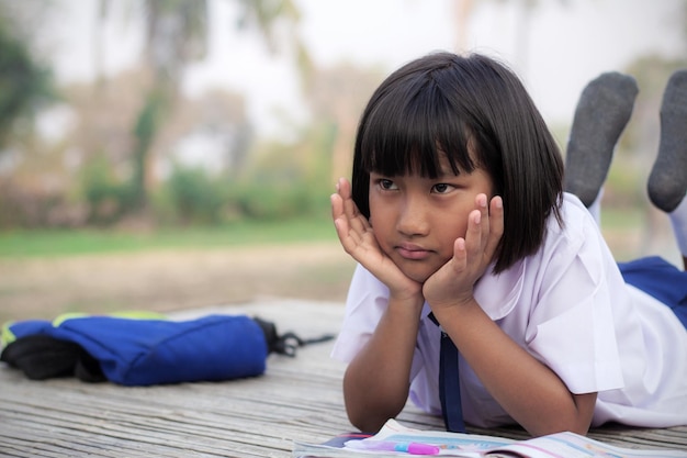 写真 テーブルに横たわっているに手を置いた女の子のクローズアップ