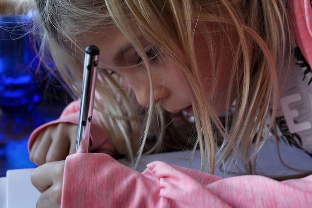 写真 女の子の執筆のクローズアップ