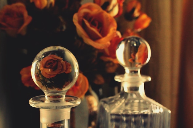Фото Близкий план стеклянных бутылок розами