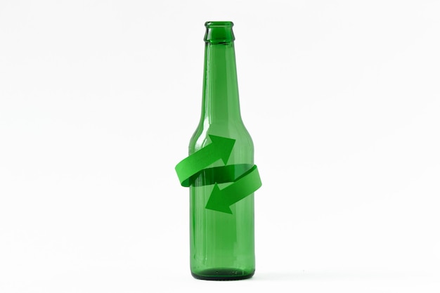 Фото Близкий план зеленой бутылки на белом фоне
