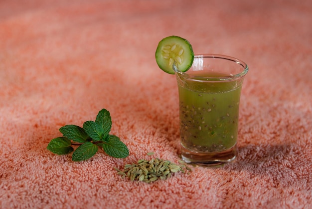 Фото Крупный план зеленого напитка на столе