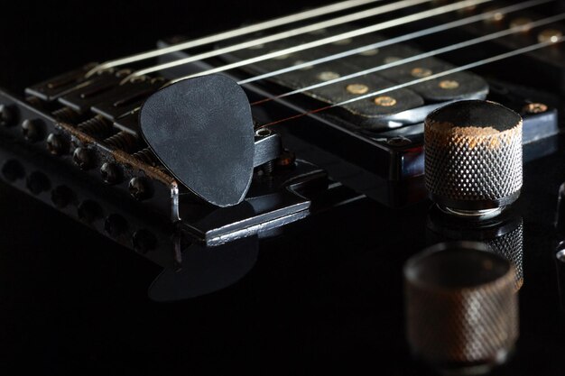 Фото Клоуз-ап гитары на столе
