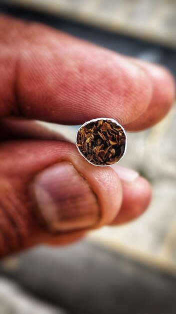 Фото Клоуз-ап руки, держащей сигарету