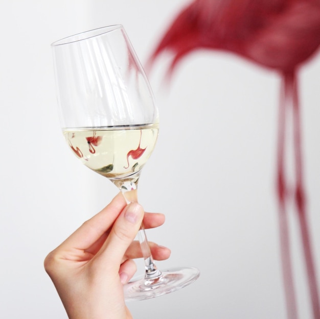 Фото Клоуз-ап руки, держащей бокал вина