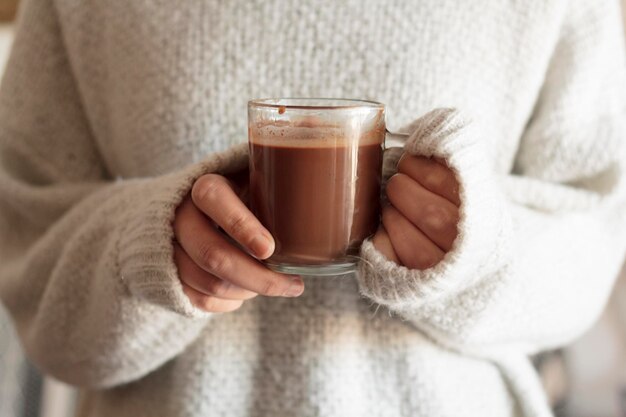 写真 熱いチョコレート飲み物を握っている手のクローズアップ