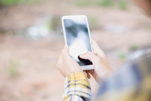 写真 携帯電話を握っている手のクローズアップ