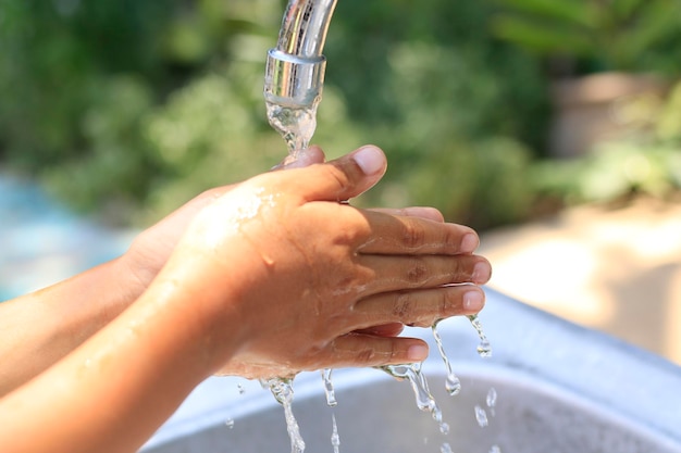 写真 手を握った水滴のクローズアップ