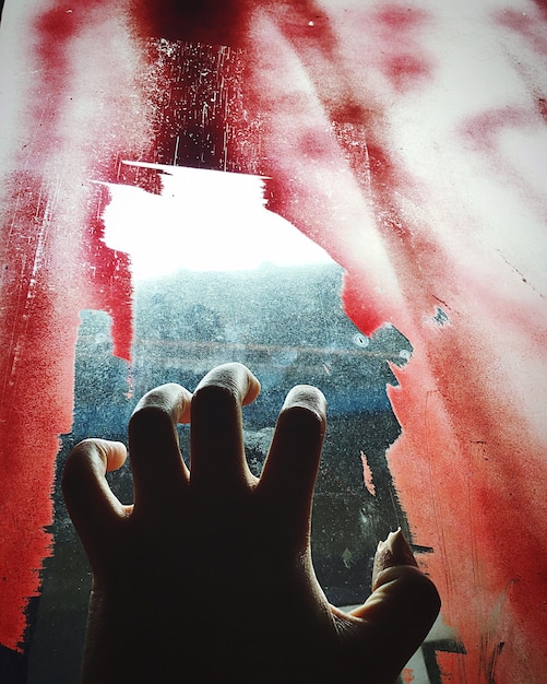 Фото Близкий план руки, держащей мокрое стекло