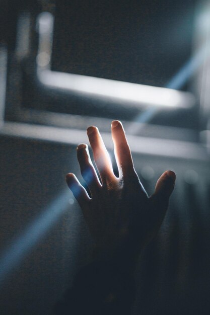 사진 조명 된 빛 을 만지는 손 의 클로즈업