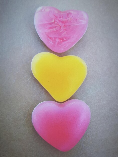 Фото Близкий план конфет в форме сердца на столе