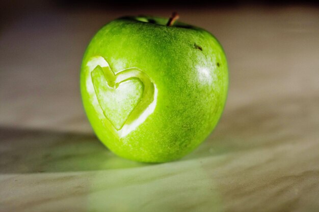写真 リンゴのハート形のクローズアップ