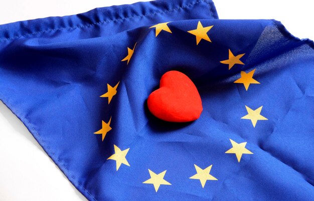 Фото Близкий план в форме сердца на синем флаге