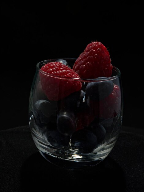 写真 テーブルの上のガラスの鉢にあるアイスクリームのクローズアップ