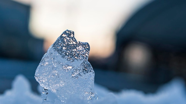 写真 岩の上にある氷の結晶のクローズアップ