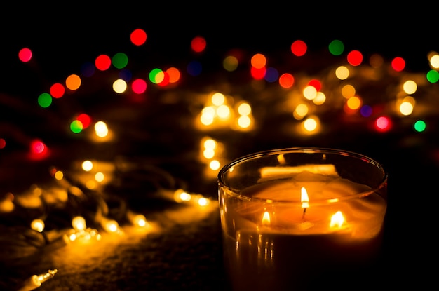 Фото Близкий план освещенных свечей, горящих ночью