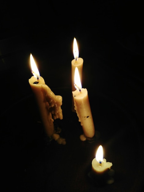 Фото Клоуз-ап освещенных свечей в темной комнате