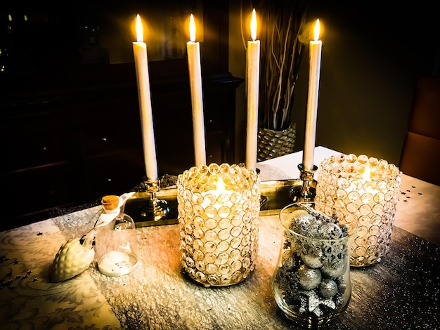 Фото Ближайший план освещенных свечей на столе