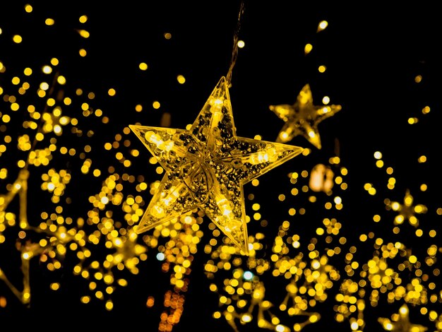 Фото Близкий план освещенных рождественских огней ночью