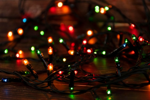 사진 테이블 위 에 켜진 크리스마스 불빛 의 클로즈업