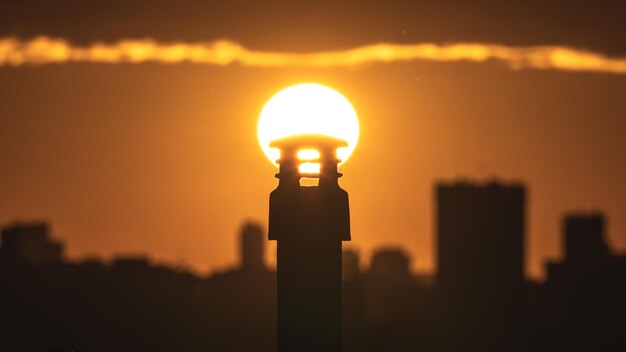 写真 夕暮れの空に照らされたランプのクローズアップ