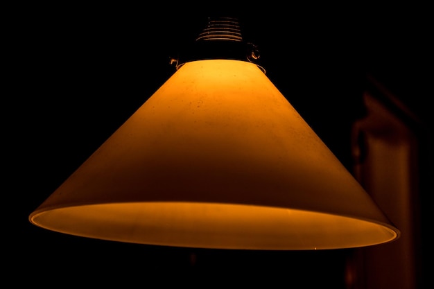 Фото Близкий взгляд на освещенную лампу ночью