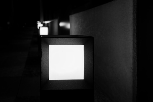 사진 집 의 벽 에 켜져 있는 램프 의 클로즈업