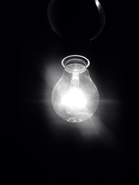 Фото Клоуз-ап освещенной лампочки в темной комнате
