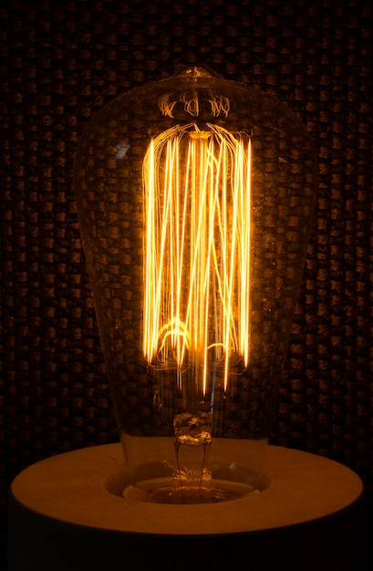 Фото Близкий снимок освещенной лампочки на столе