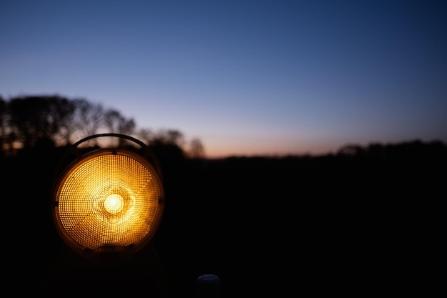 写真 夕暮れの空に照らされたフィールドのライトのクローズアップ