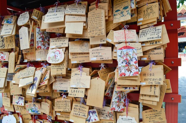 写真 ハックにぶら下がっている日本の祈りのブロックのクローズアップ