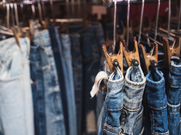 Фото Клоуз-ап джинсов, висящих в магазине