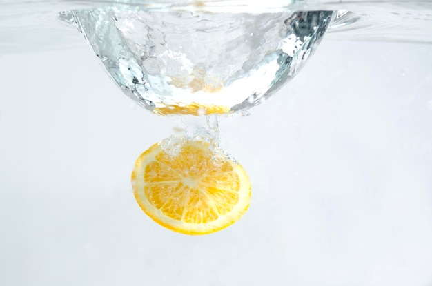 사진 바탕 에 있는 술 에 들어 있는 레몬 의 클로즈업