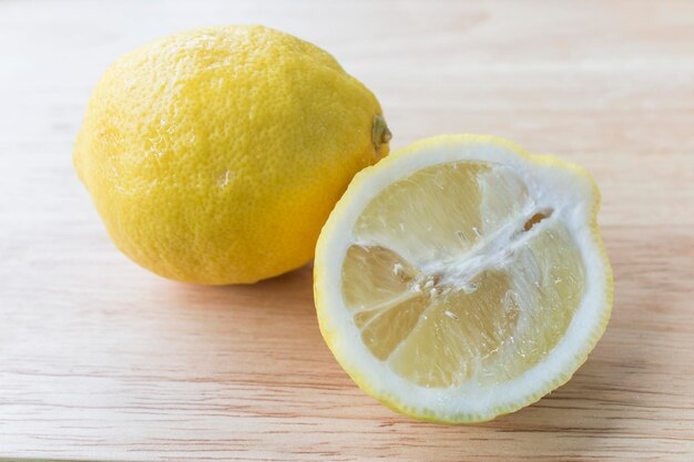 写真 テーブルの上のレモンのクローズアップ