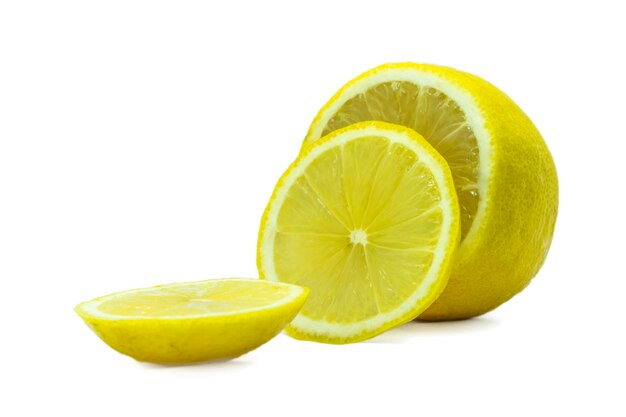 Фото Близкий план лимонного кусочка на белом фоне