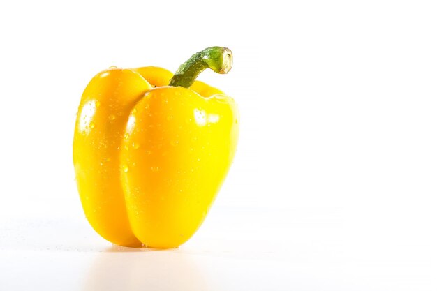 Фото Ближайший план кусочка лимона на белом фоне
