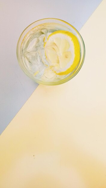 Фото Крупный план лимонада на столе