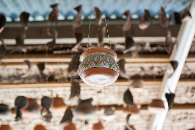 写真 寺院の天井に吊るされた照明装置のクローズアップ