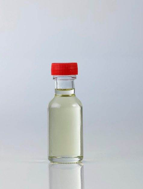 写真 白い背景に対するボトル内の液体のクローズアップ