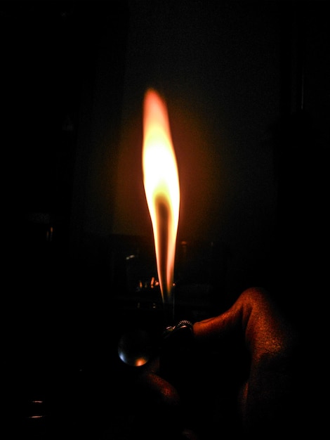 사진 어두운 방 에서 불타는 불 의 클로즈업
