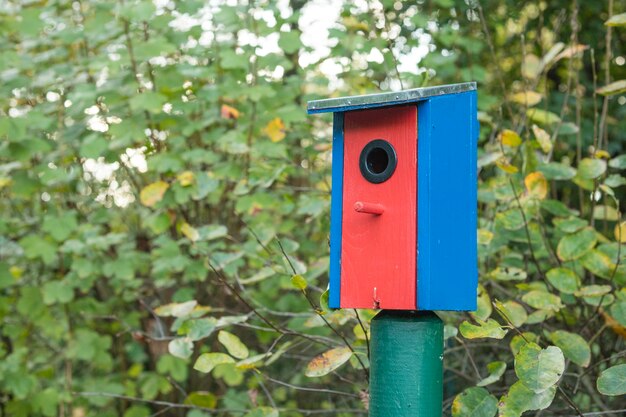 写真 木製のポストのメールボックスのクローズアップ