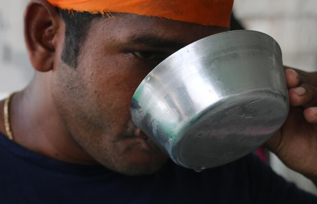 写真 容器から飲む男のクローズアップ