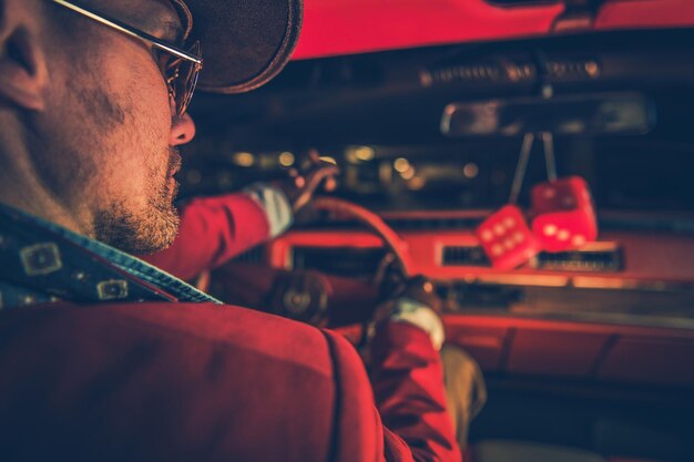 写真 夜に車を運転する男性のクローズアップ