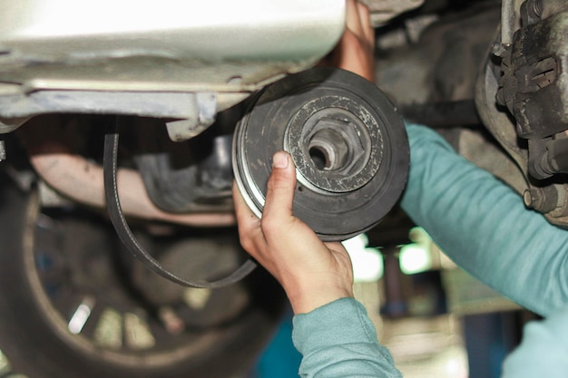 写真 車の中でタバコを握っている男のクローズアップ