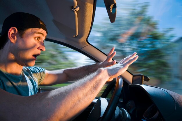 写真 車に乗った男のクローズアップ