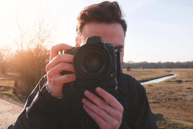 写真 空に照らして写真を撮っている男のクローズアップ