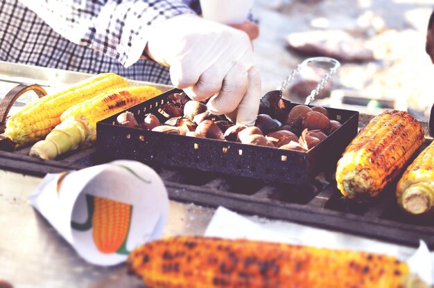 写真 グリルで食べ物を準備している男のクローズアップ