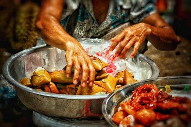 写真 料理を準備している男のクローズアップ