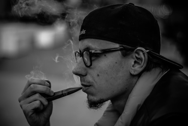 写真 タバコを吸っている男のクローズアップ